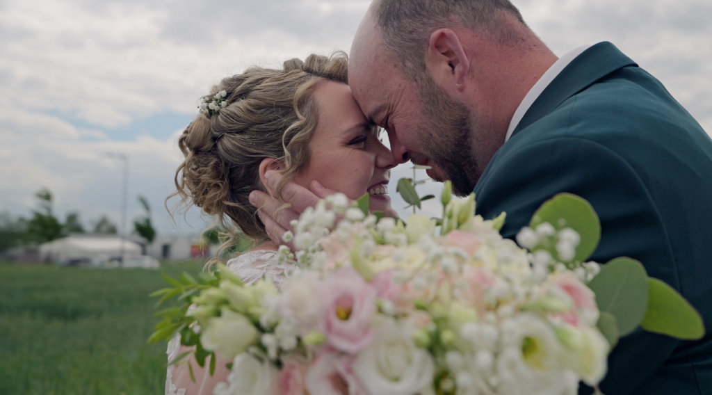 Mariés partageant un moment complice lors d’un film de mariage en Alsace