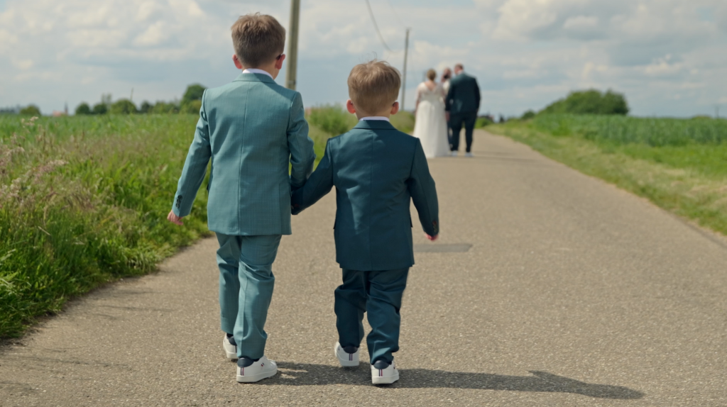 Deux enfants marchant vers les mariés lors d’un mariage en Alsace