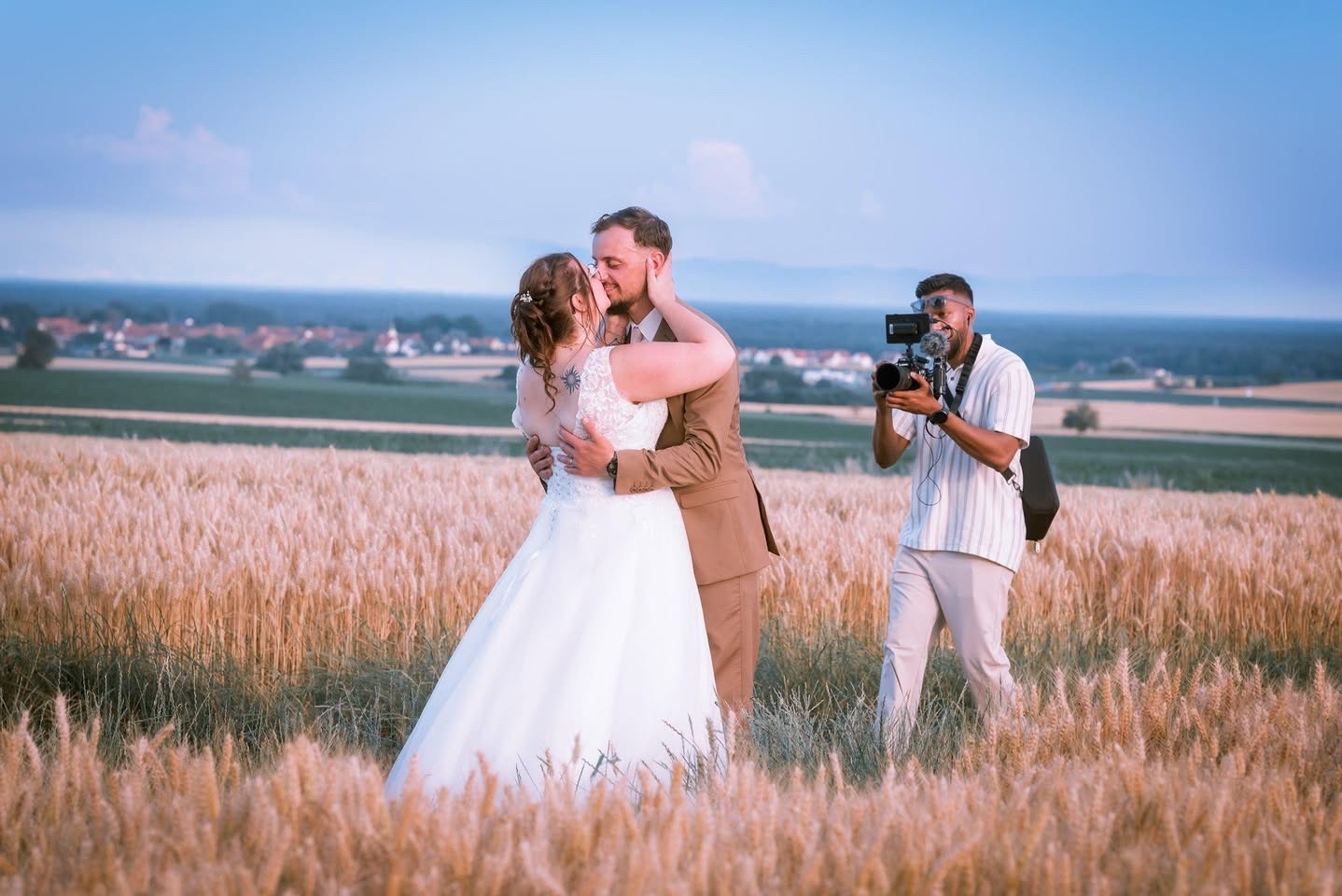Vidéaste de mariage en Alsace filmant un couple au coucher du soleil
